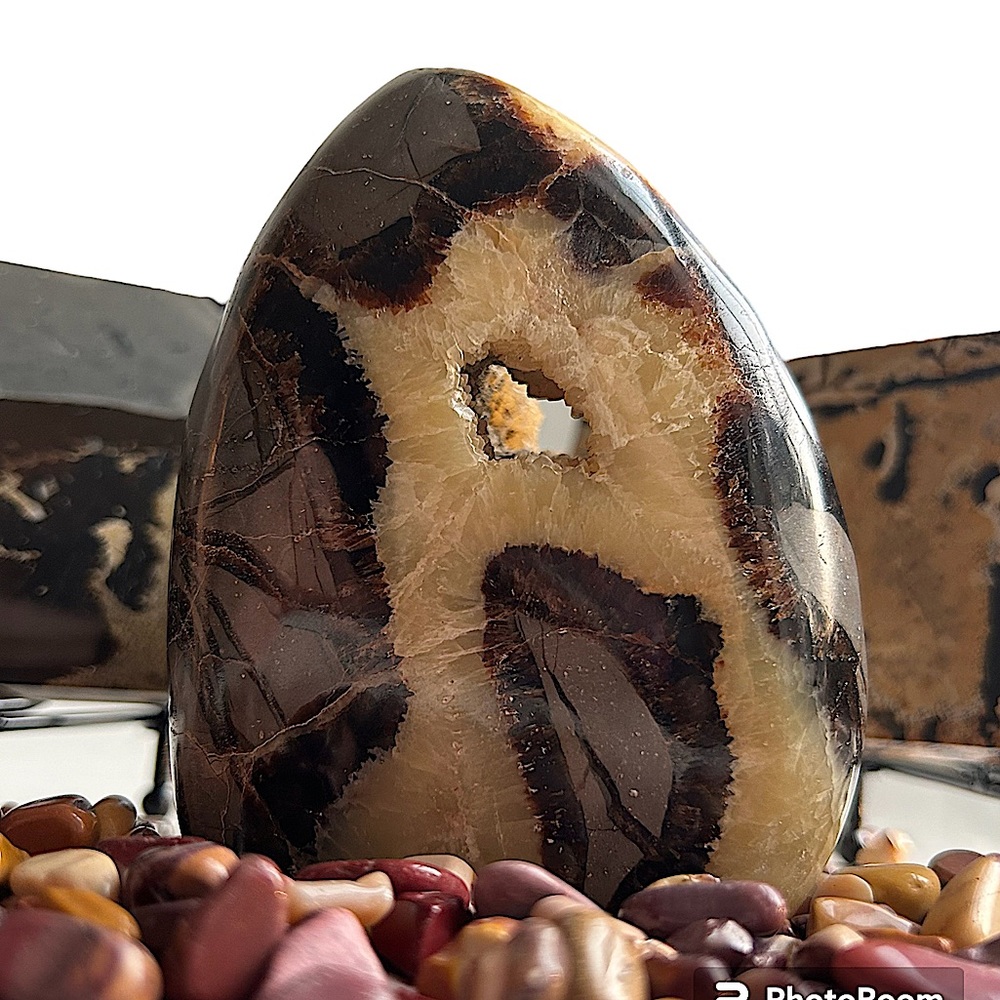 SOLD 🐉 Septarian Egg Nodule // Madagascar 🐉//UV reactive! - Picture 5 of 16